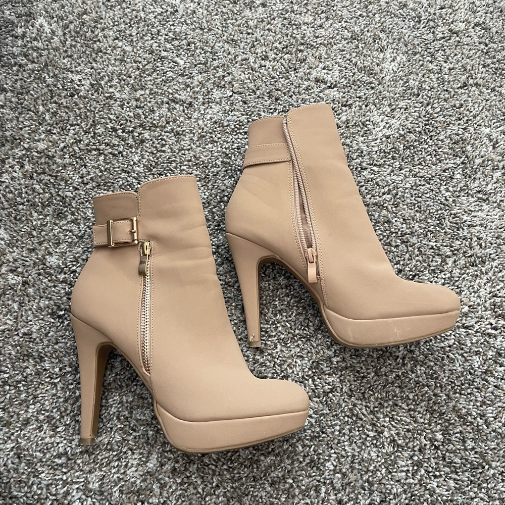 Nude high heels Size 8